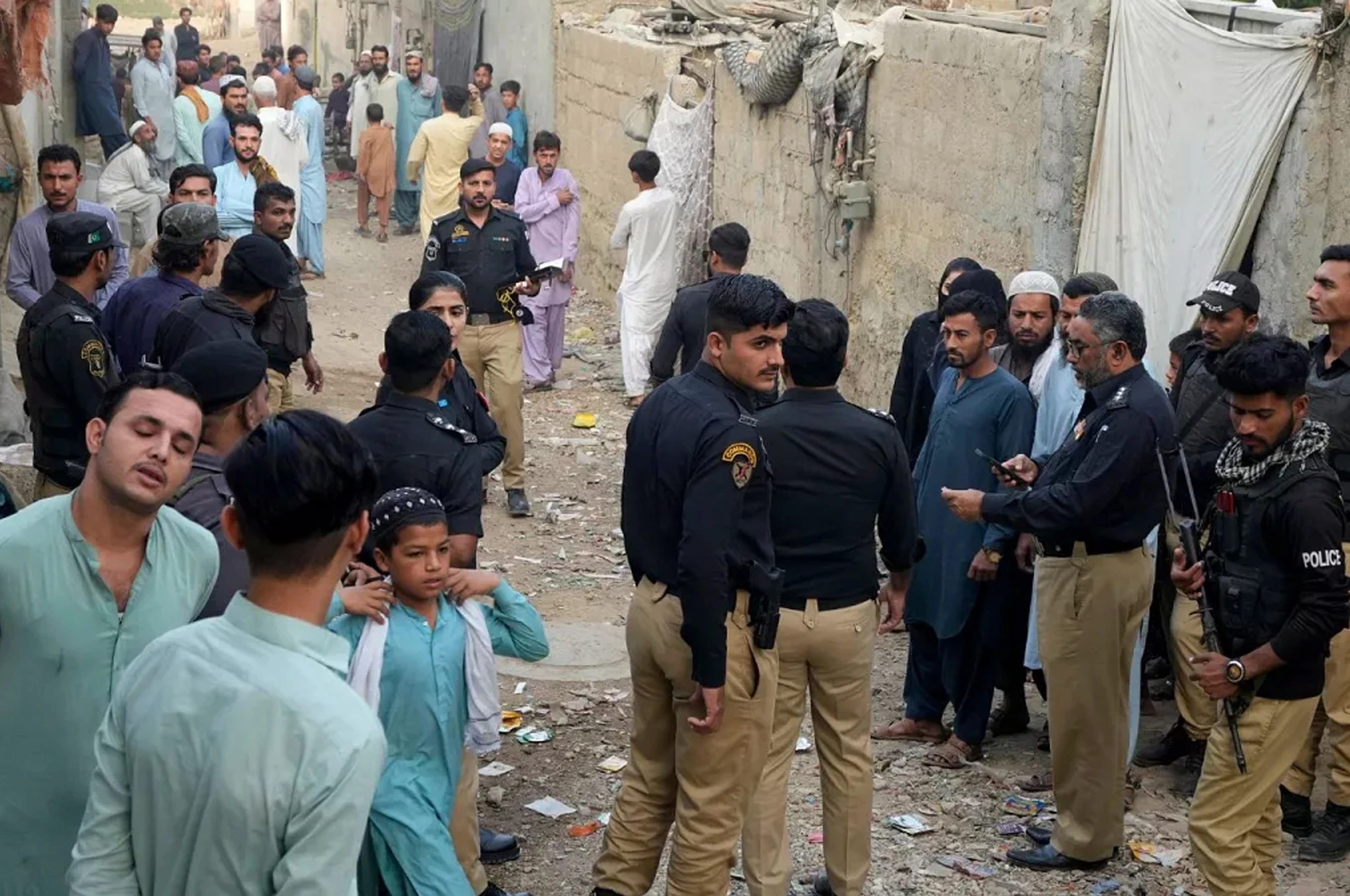 پاکستان کې د افغان کډوالو ملکیتونو ستونزو ته رسېدنه کیږي