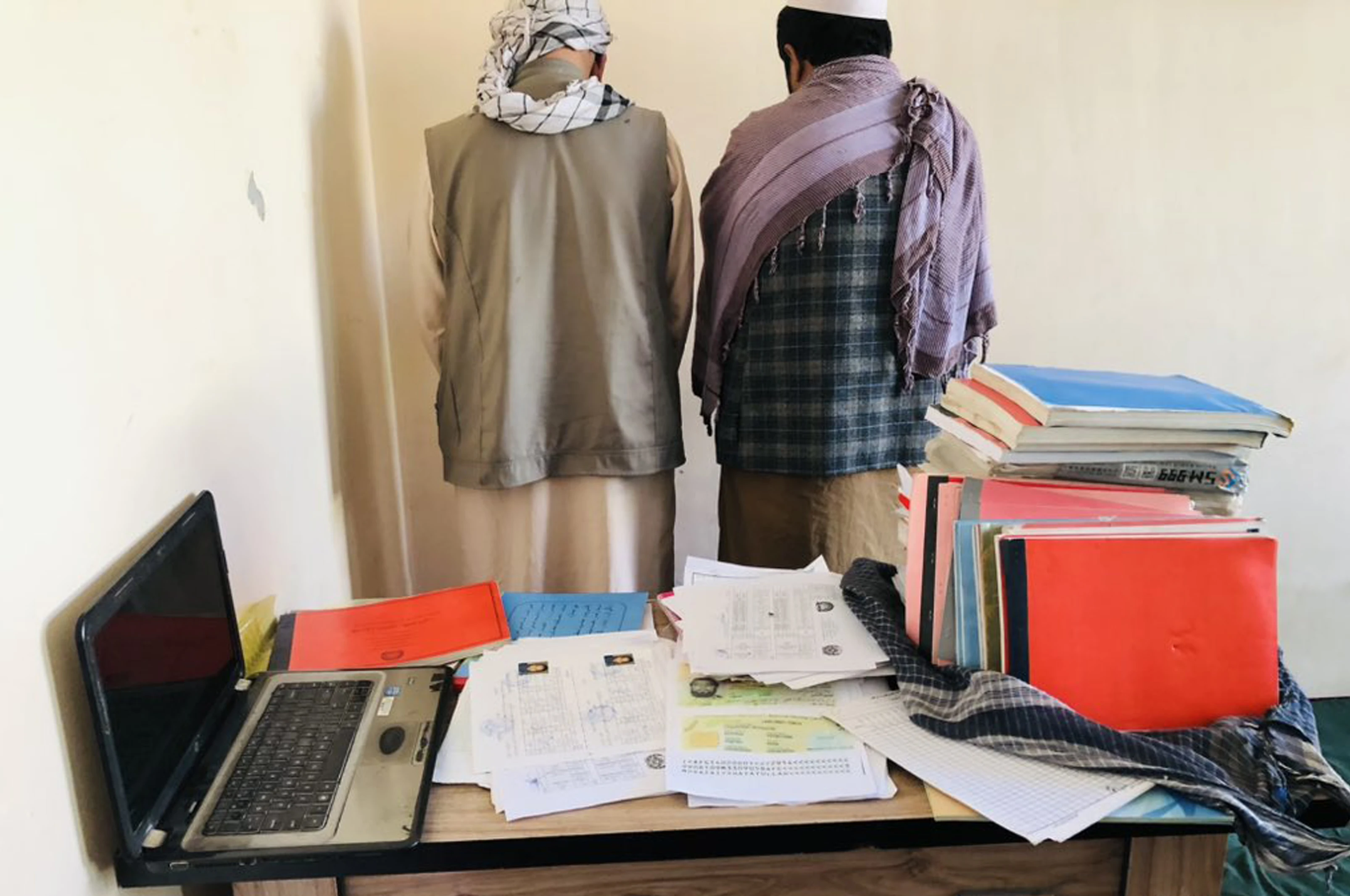 کندز کې دوه تنه د جعلي اسنادو په تور نیول شوي 