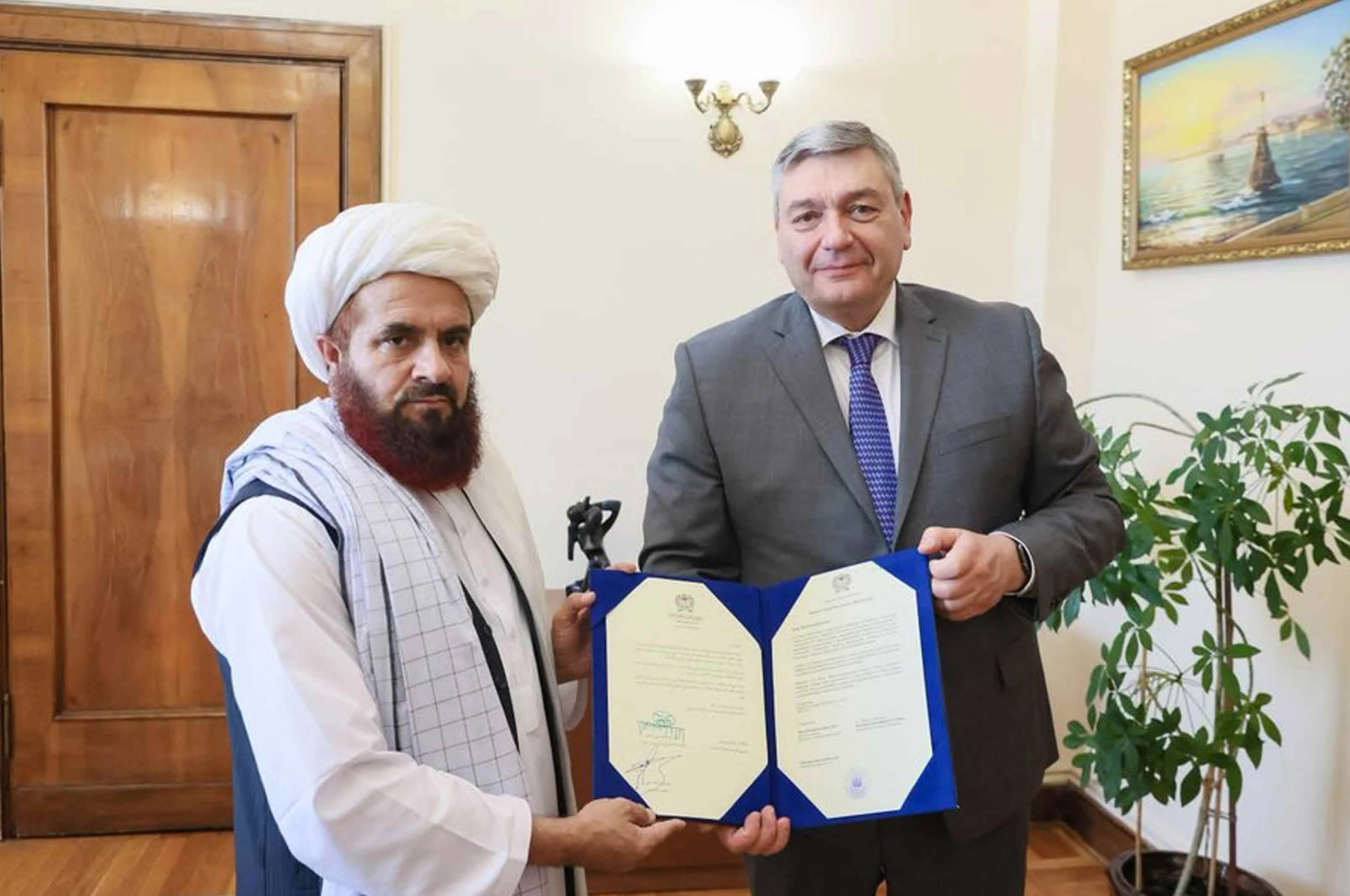 مسکو کې د افغانستان سفیر د خپل باورلیک کاپي روسي حکومت ته سپارلې