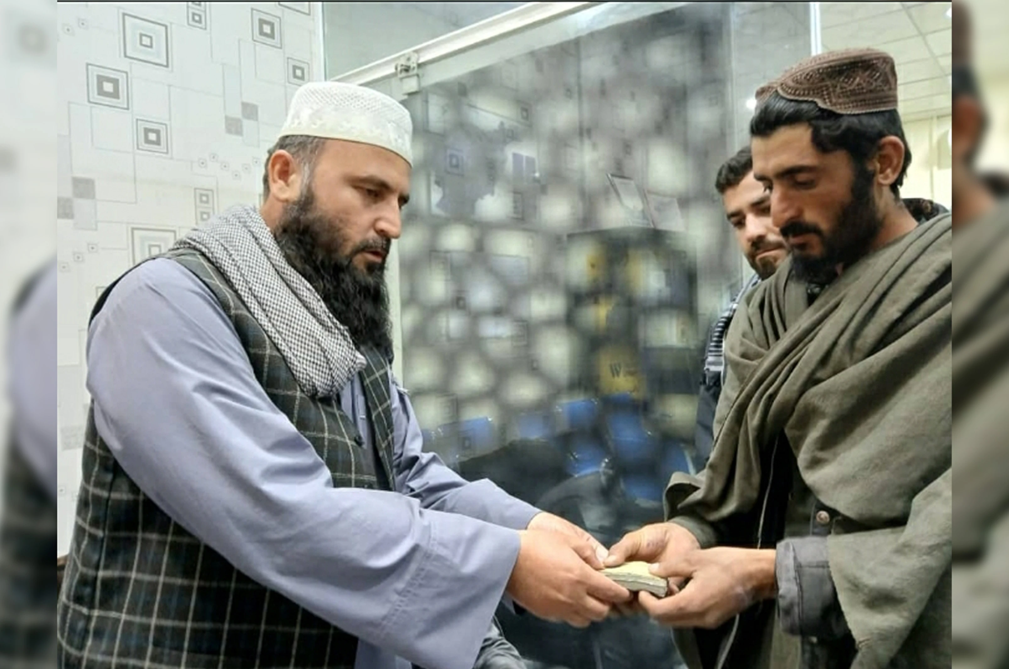 اسلامي امارت یوه میاشت کې دوه میلیارده افغانۍ کډوالو سره مرسته کړې