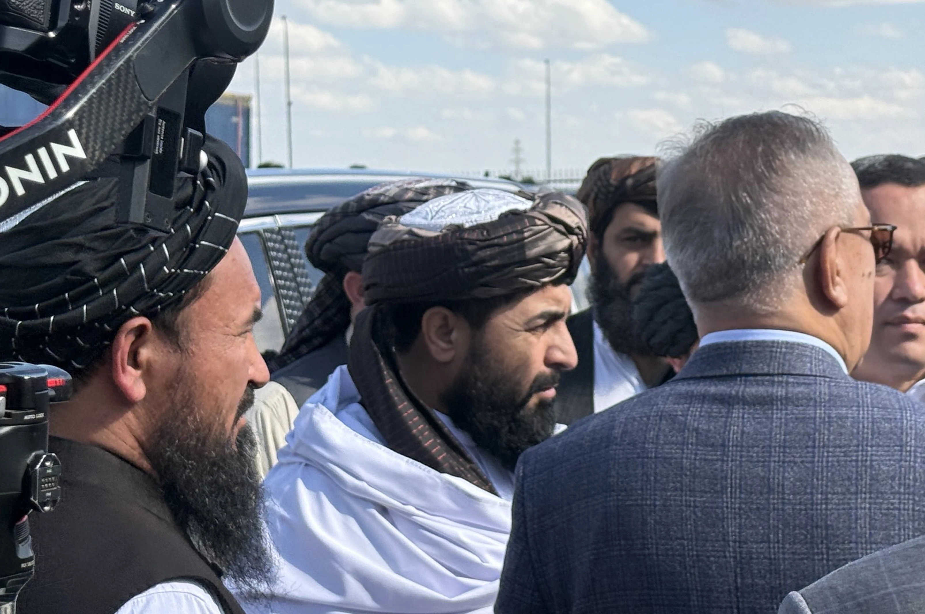 د بلخ والي په یوه رسمي سفر ازبکستان ته تللی