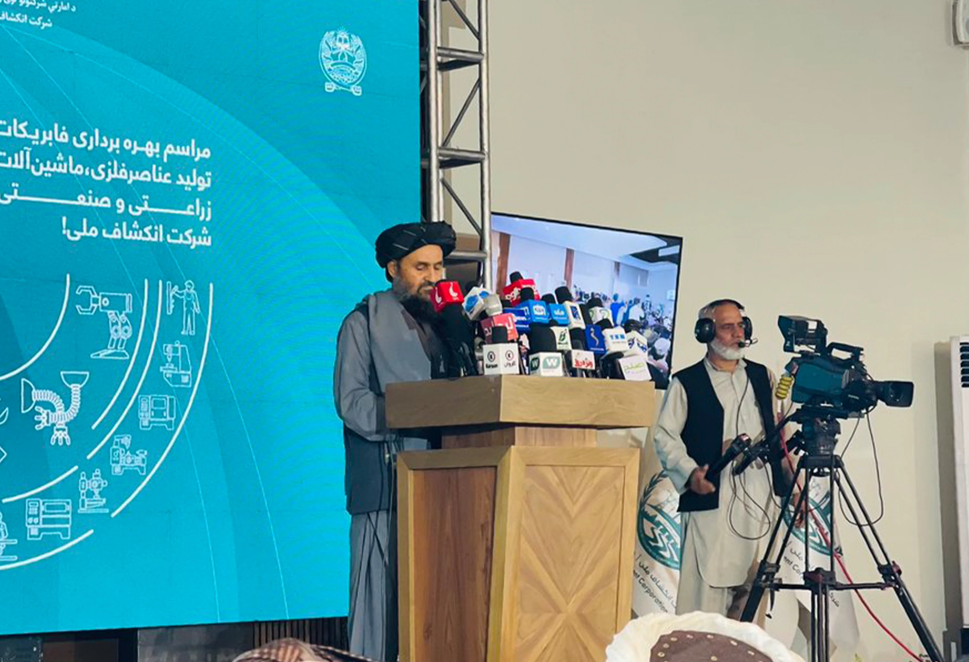 ملا برادر: موږ ۶۰ کاله وروسته وتوانېدلو چې له کاره لوېدلې یا ویجاړې فابریکې فعاله کړو