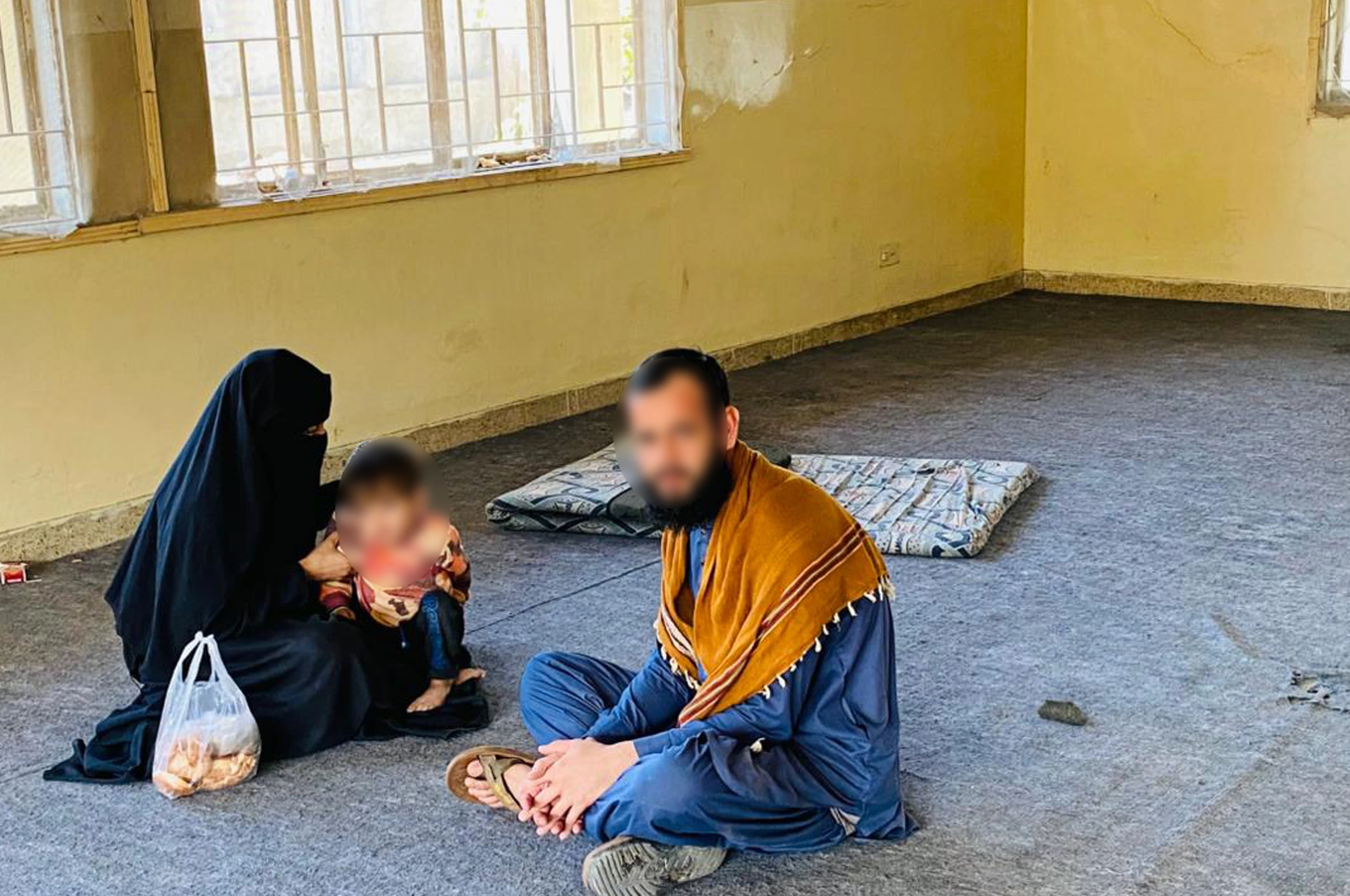 د یوې افغانې کورنۍ درې تنه د کراچۍ له زندانونو خلاص شول