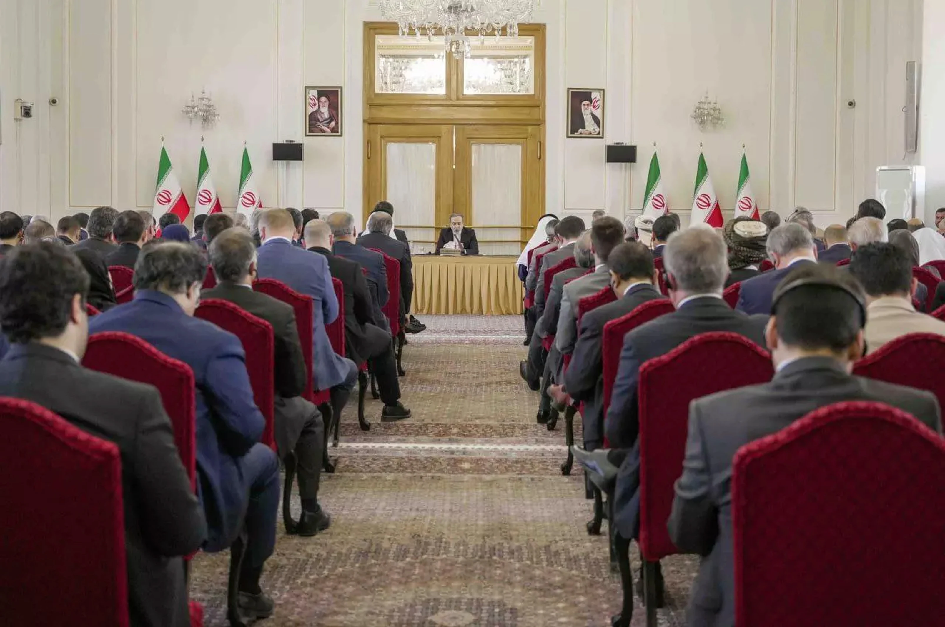 افغان سفیر ایران کې د سفیرانو او استازو غونډه کې ګډون کړی