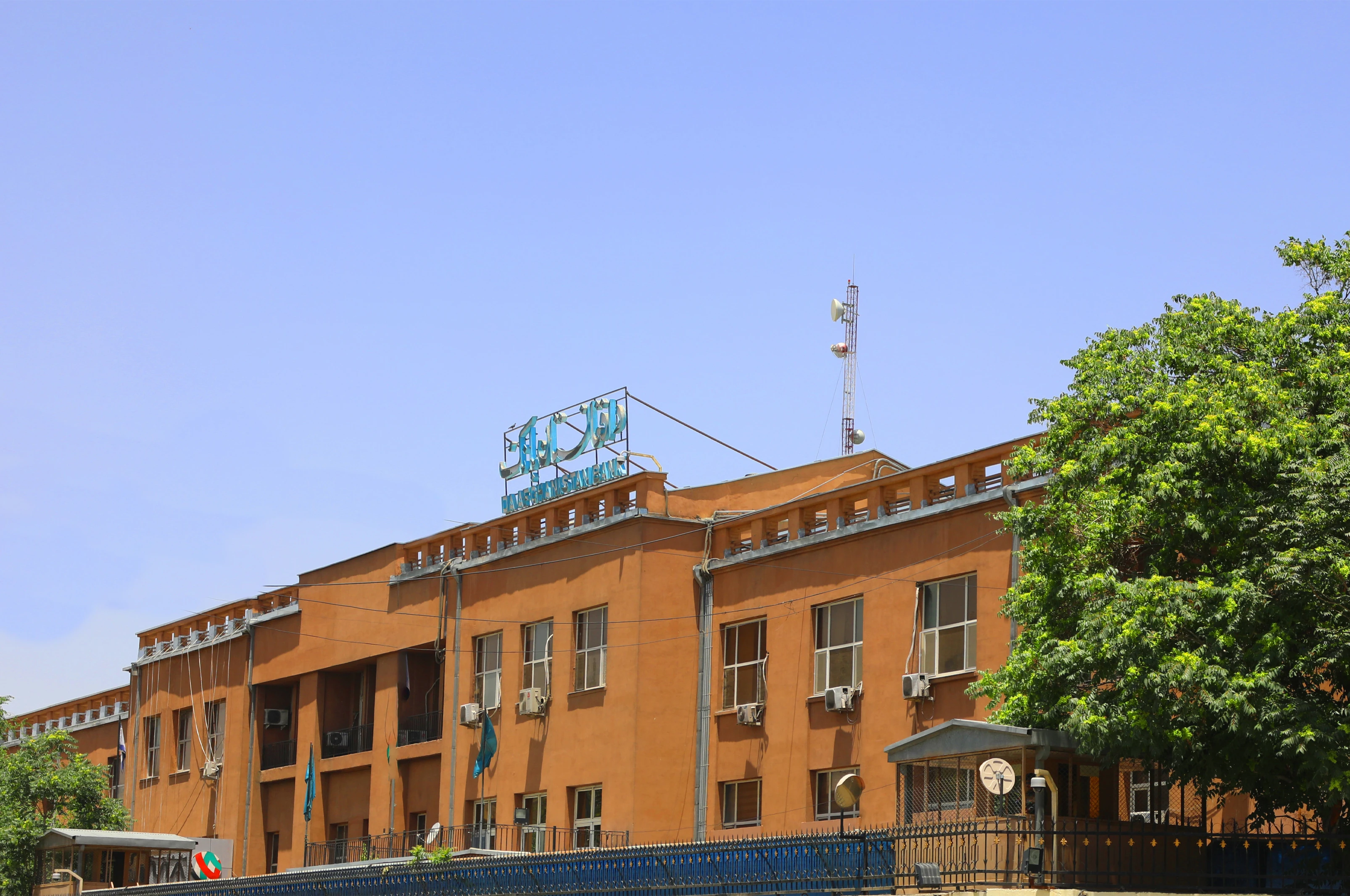د افغانیو ثبات ساتنه؛ حکومت سبا ۲۷ میلیونه ډالر لیلاموي   