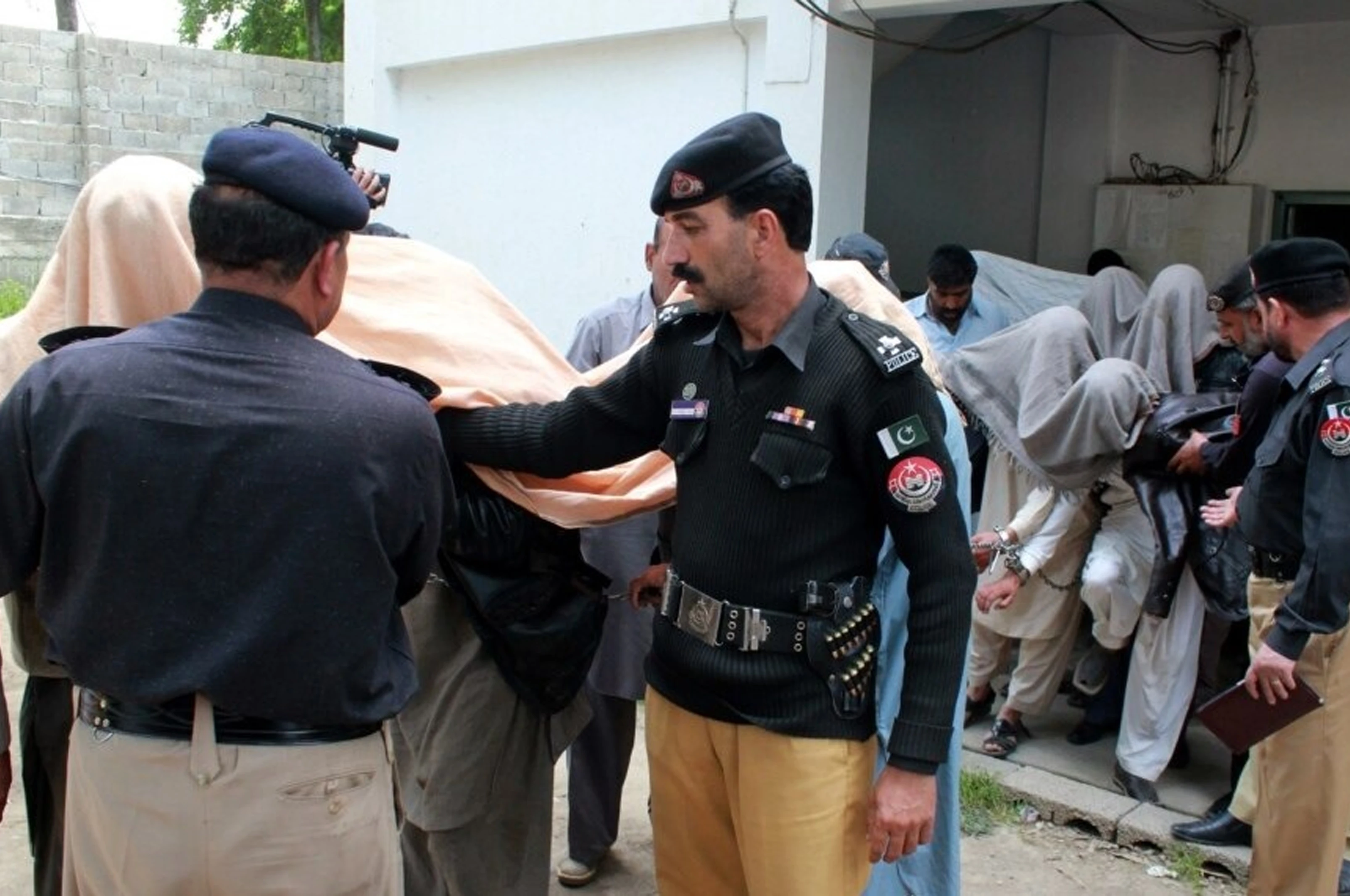 افغان کډوال پاکستان کې د بندیانو په څېر ځوریږي