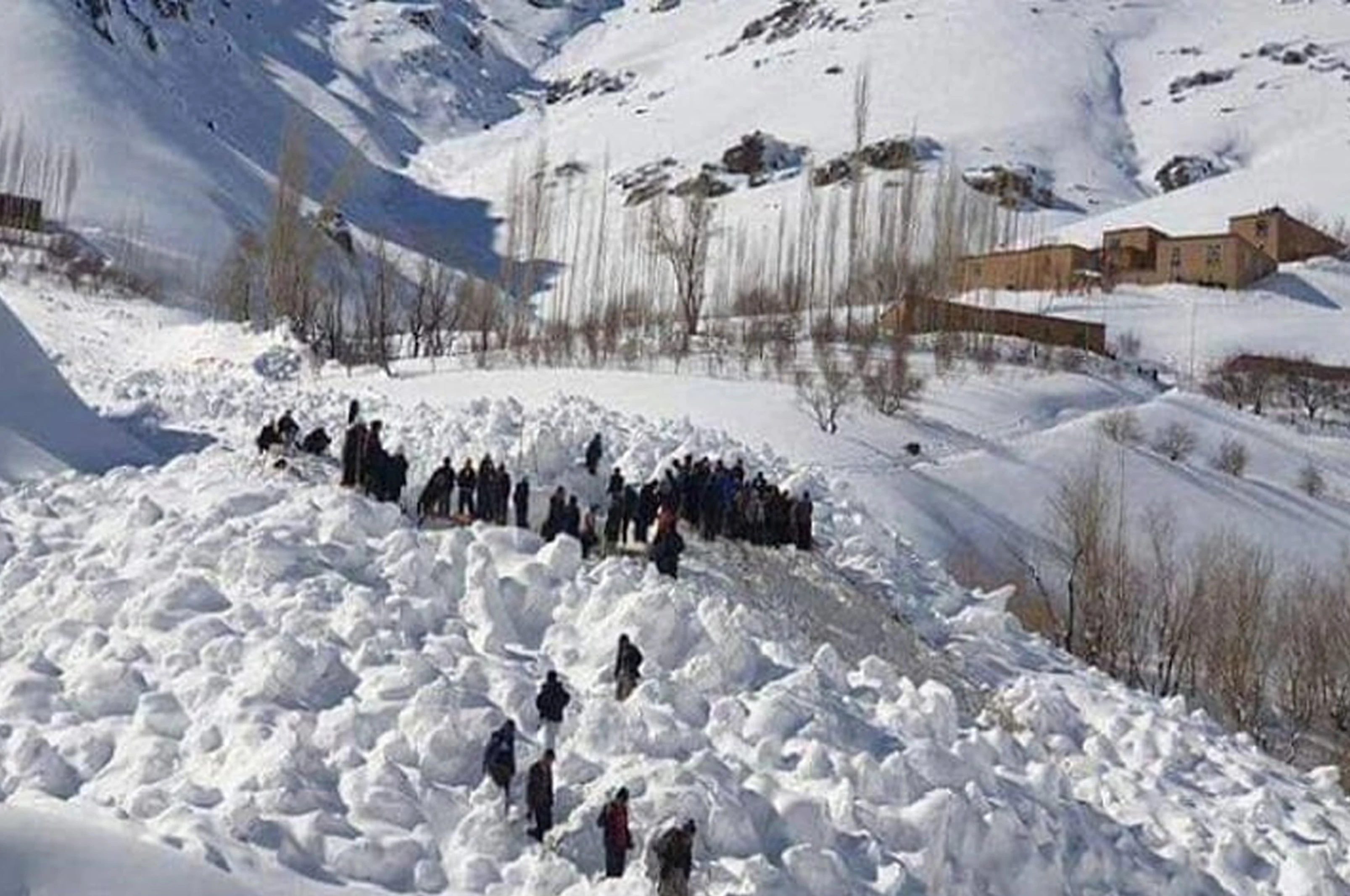 غور کې درې تنه د واورې ښوېدو پېښه کې مړه شوي