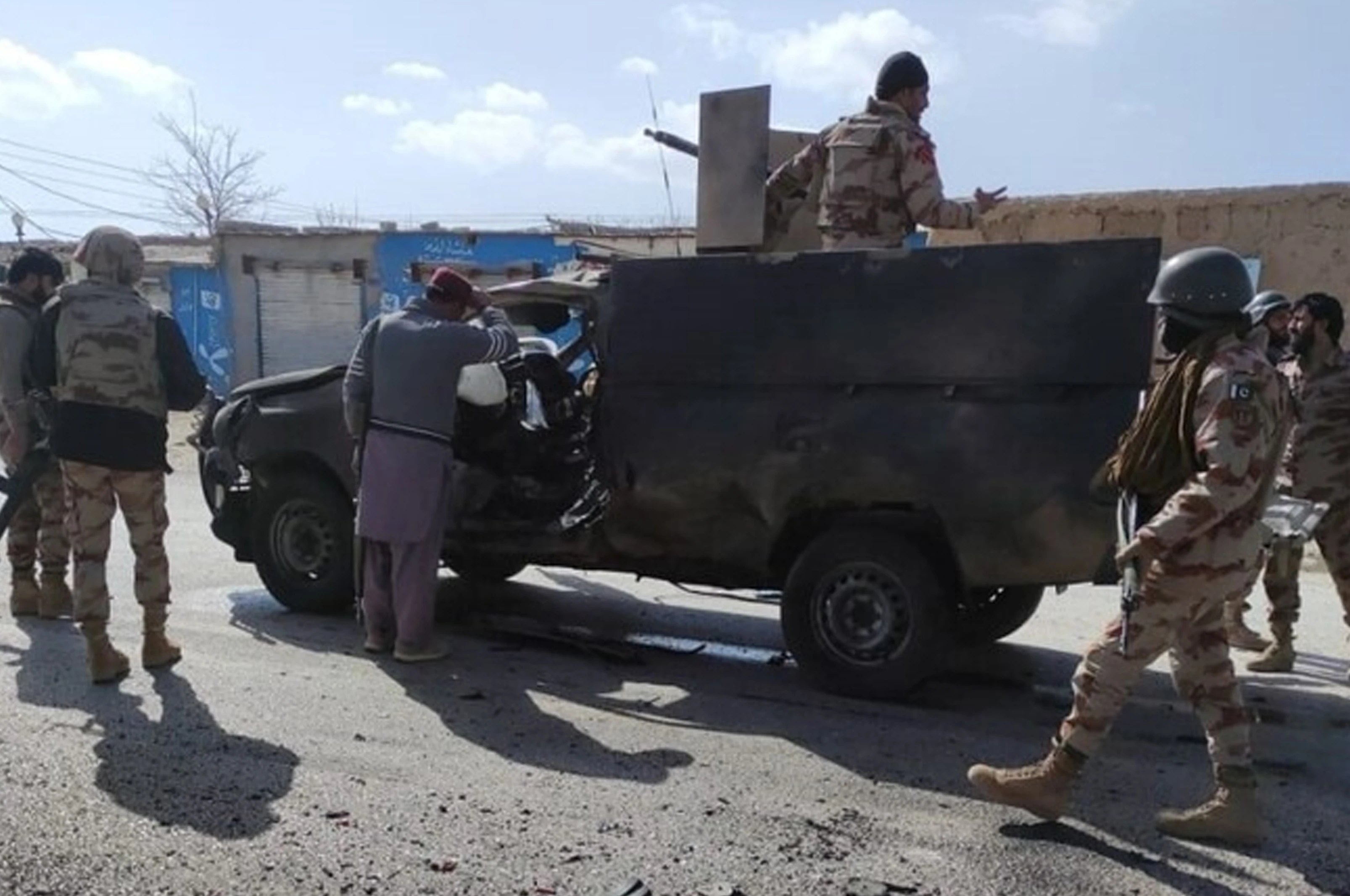 پاکستان کې ښځې پر ځان پورې تړلو توکو ته چاودنه ورکړې؛ ۵ پوځیانو ته مرګ ژبله اوښتې