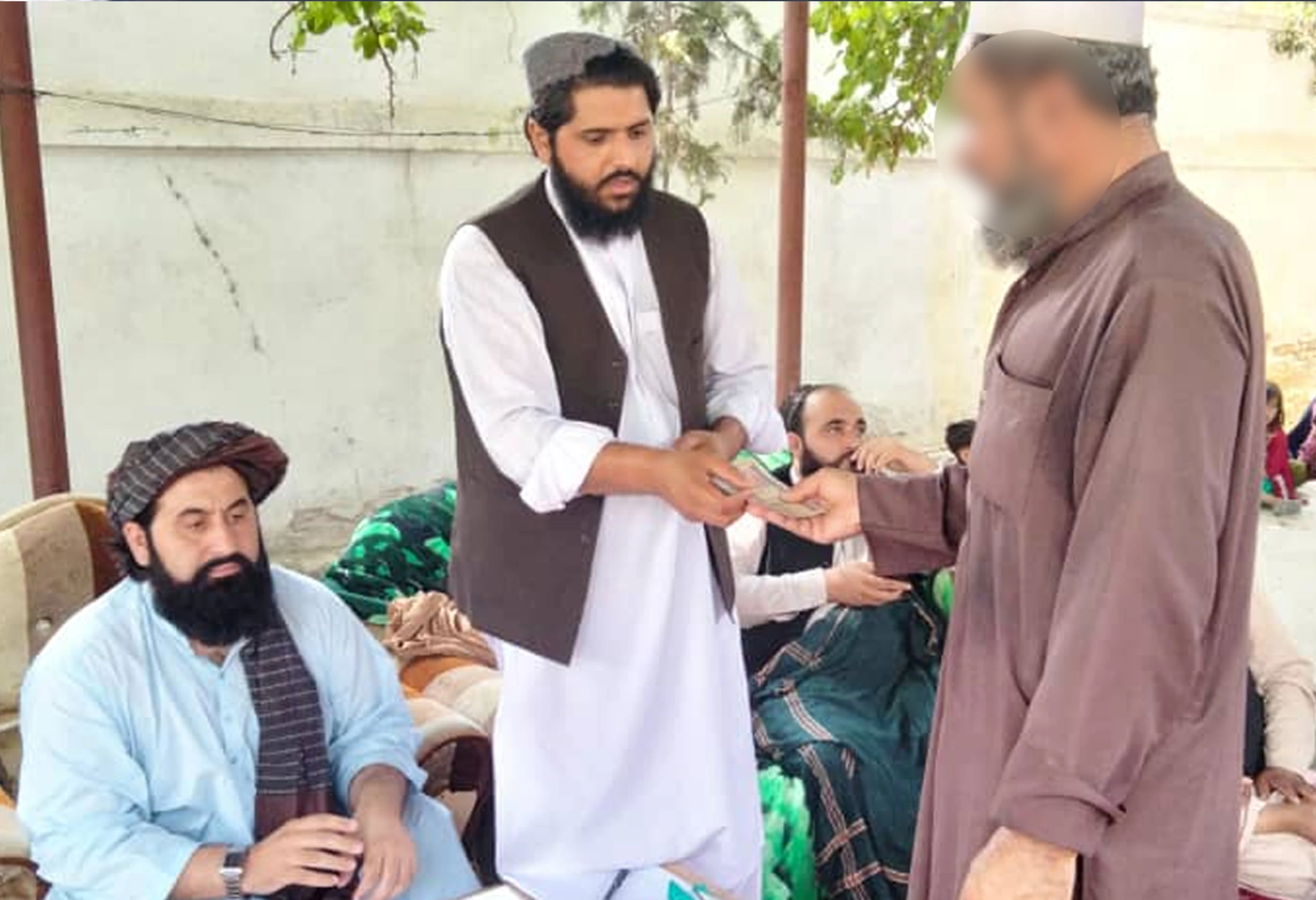 لغمان کې سوالګرو وطنوالو  سره نغدي مرسته شوې 