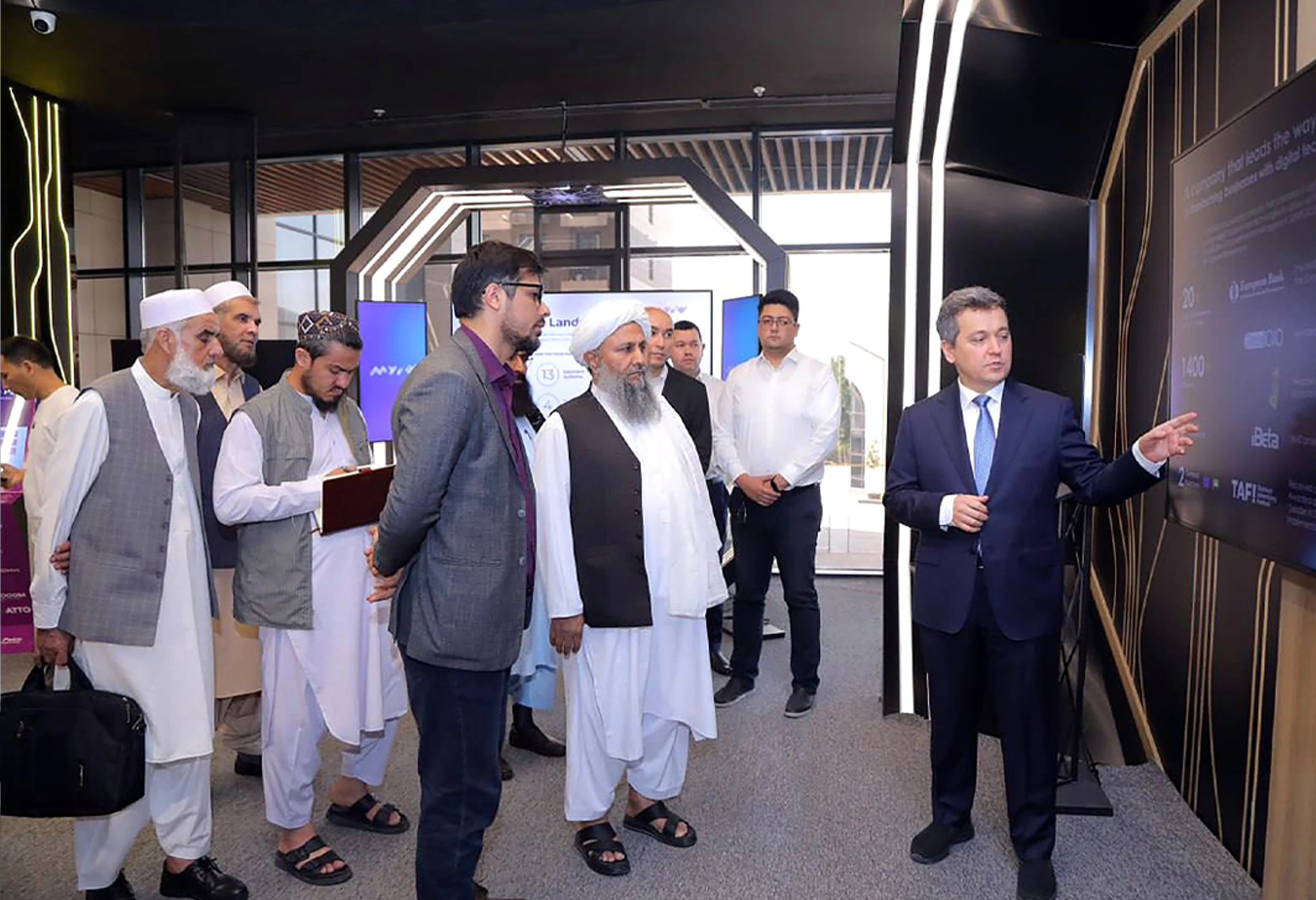 د افغانستان او ازبکستان چارواکي د ډیجیټل حکومتولۍ او ټکنالوجۍ برخه کې پر پانګونې غږېدلي