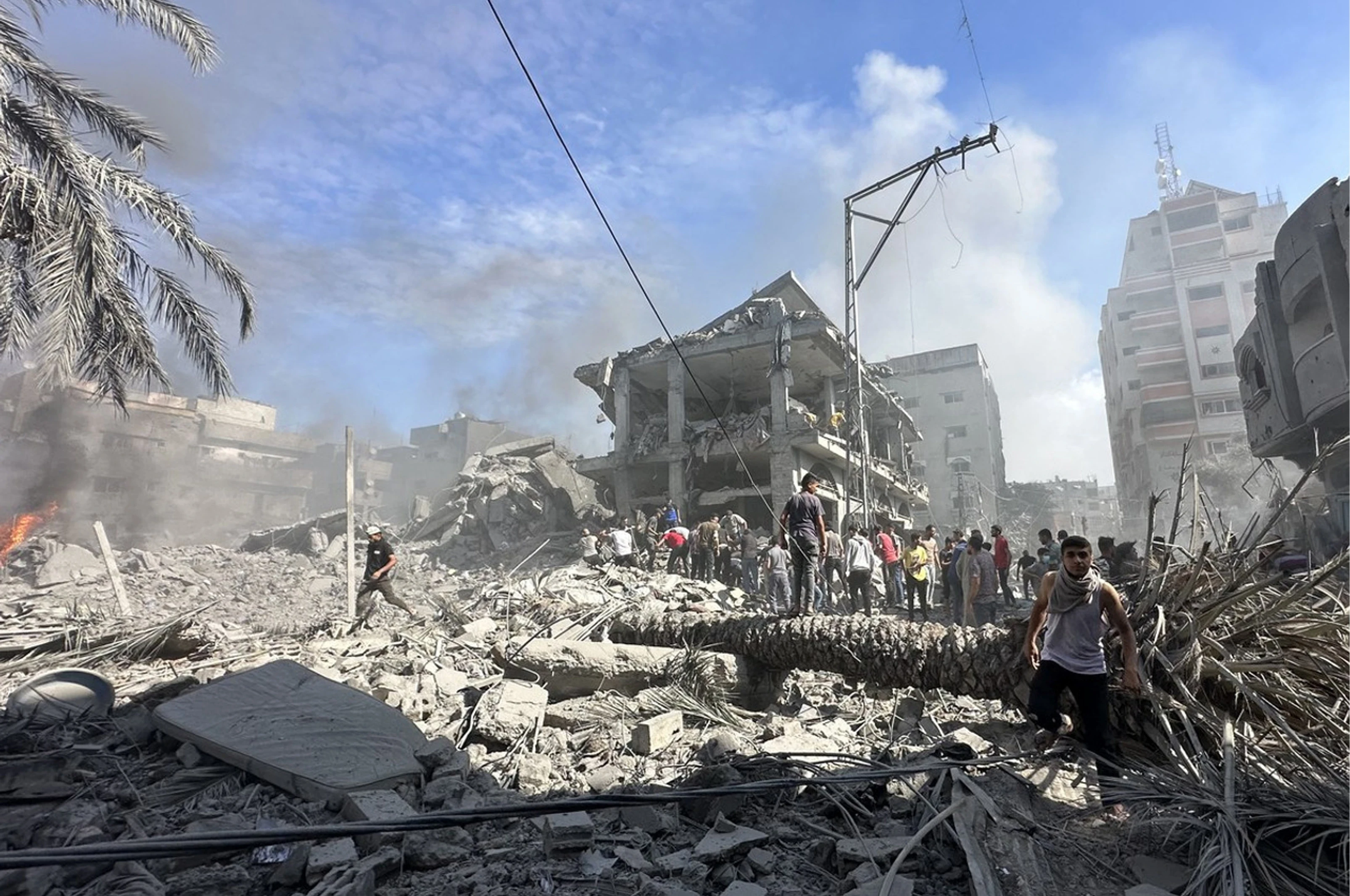 Israeli invaders Airstrikes in Gaza Martyr Over 70 Palestinian