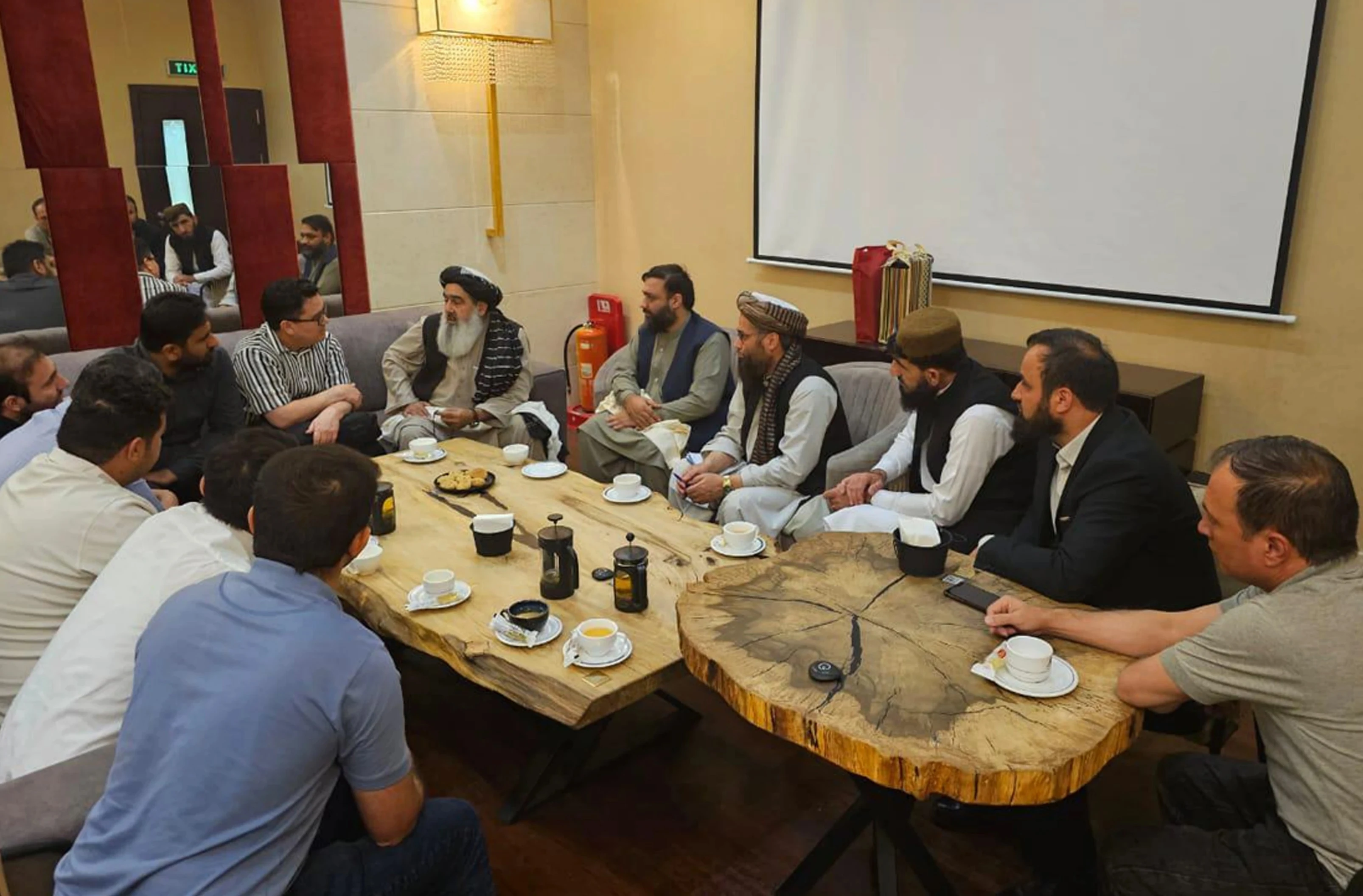 Public Health Minister vows offering employment to Afghan specialists in Iran