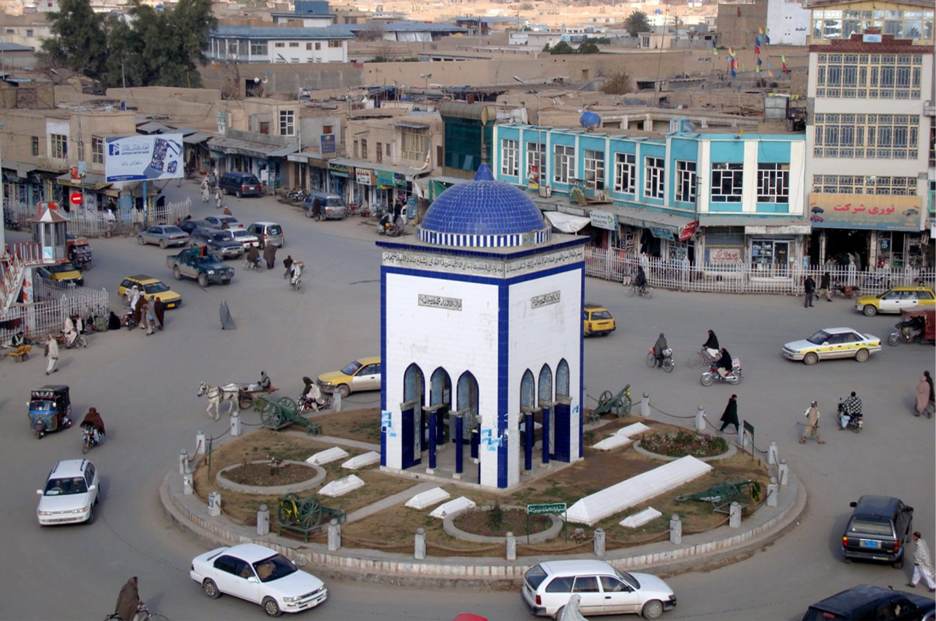 کندهار کې د ترافيکې پېښې له امله ۲۱ کسانو ته مرګ ژبله اوښتې ده