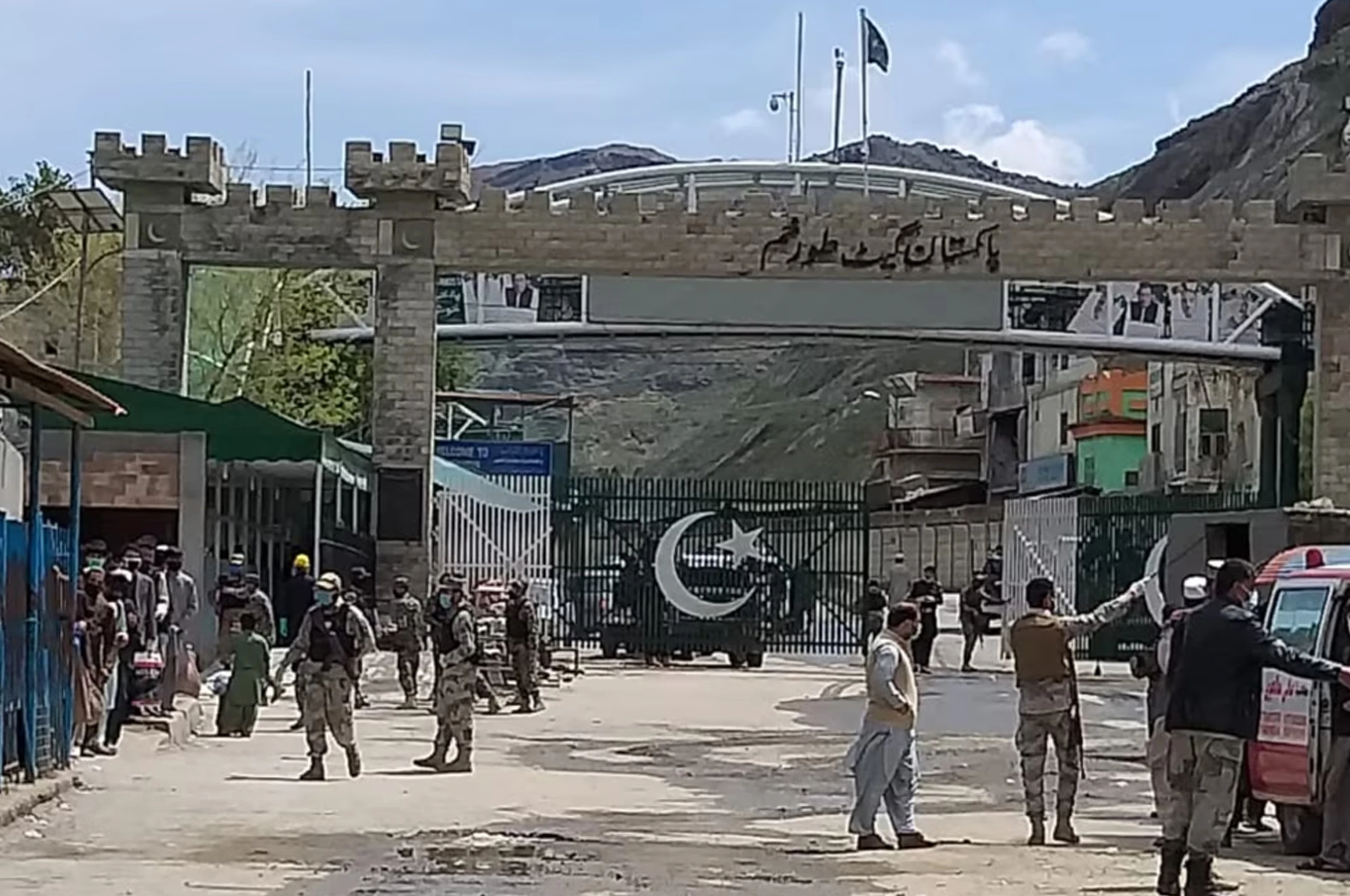 تورخم دروازه تر موقت ځنډ وروسته د مسافرو پرمخ پرانیستل شوه