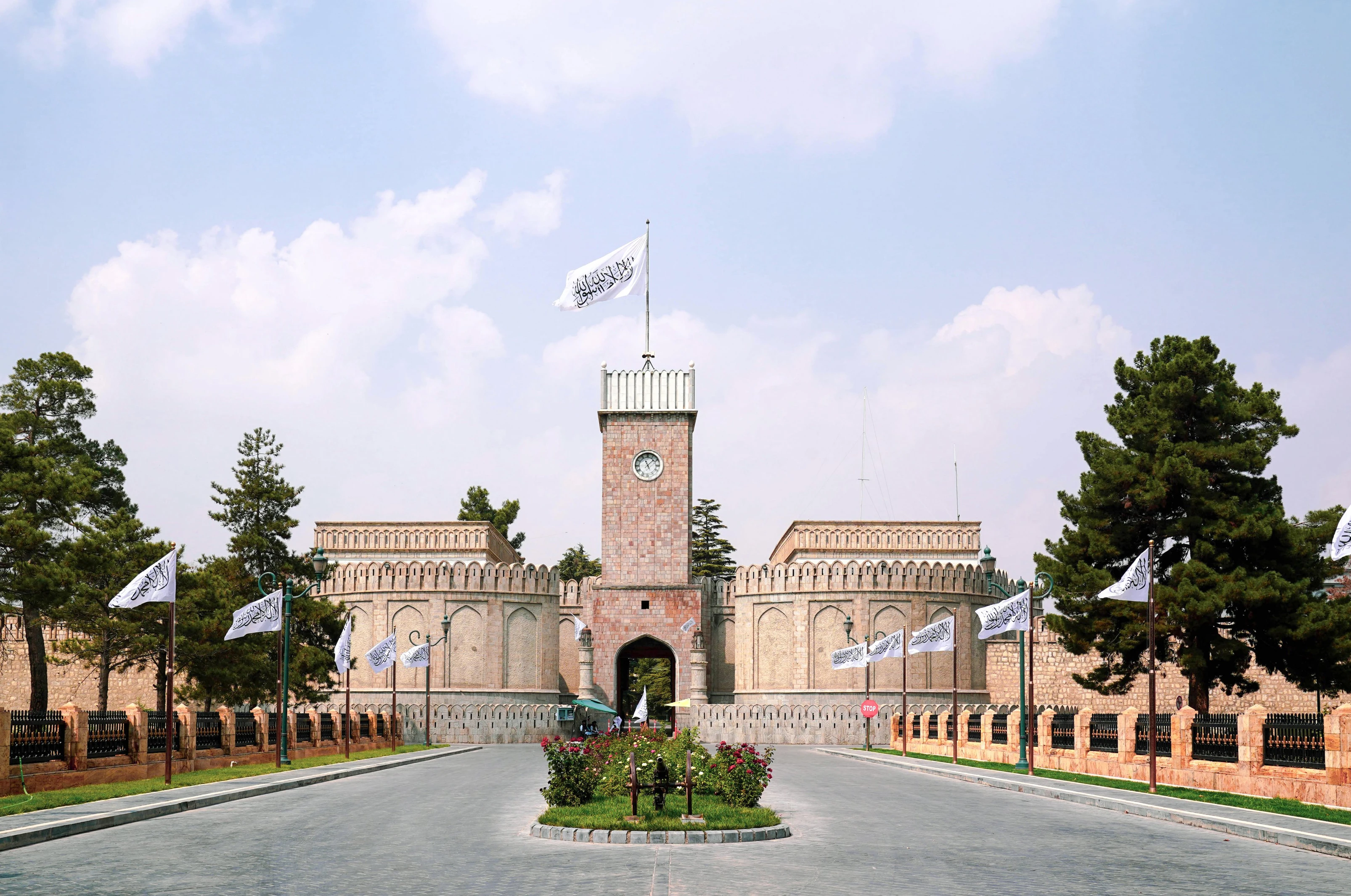 د ا.ا مسئولین دې د سیمې او له سیمې ور اخوا هېوادونو سره د اړیکو پراخولو هڅې وکړي
