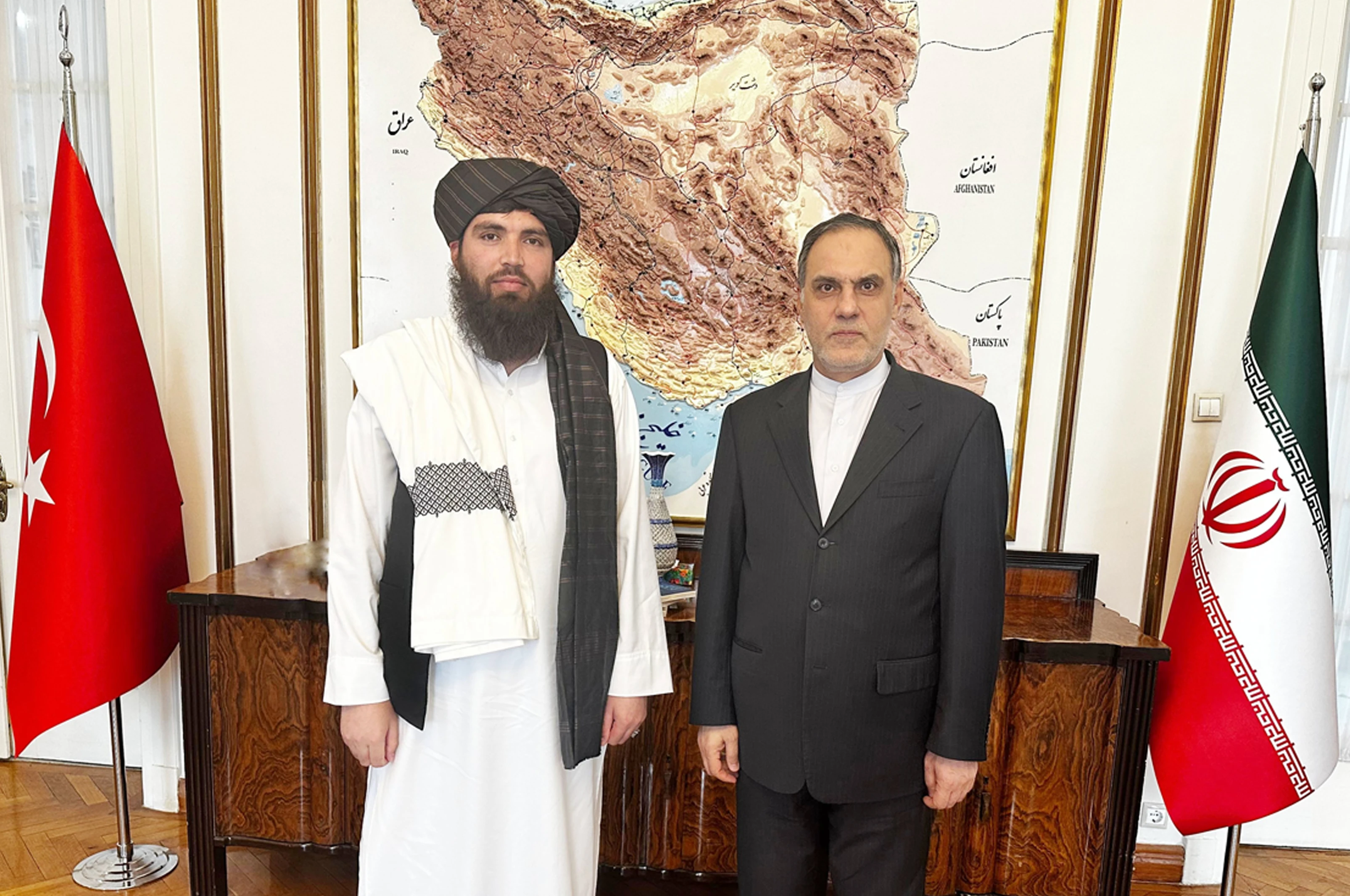 د افغانستان او ایران سفیرانو د سیمې په روان وضعیت خبرې کړې